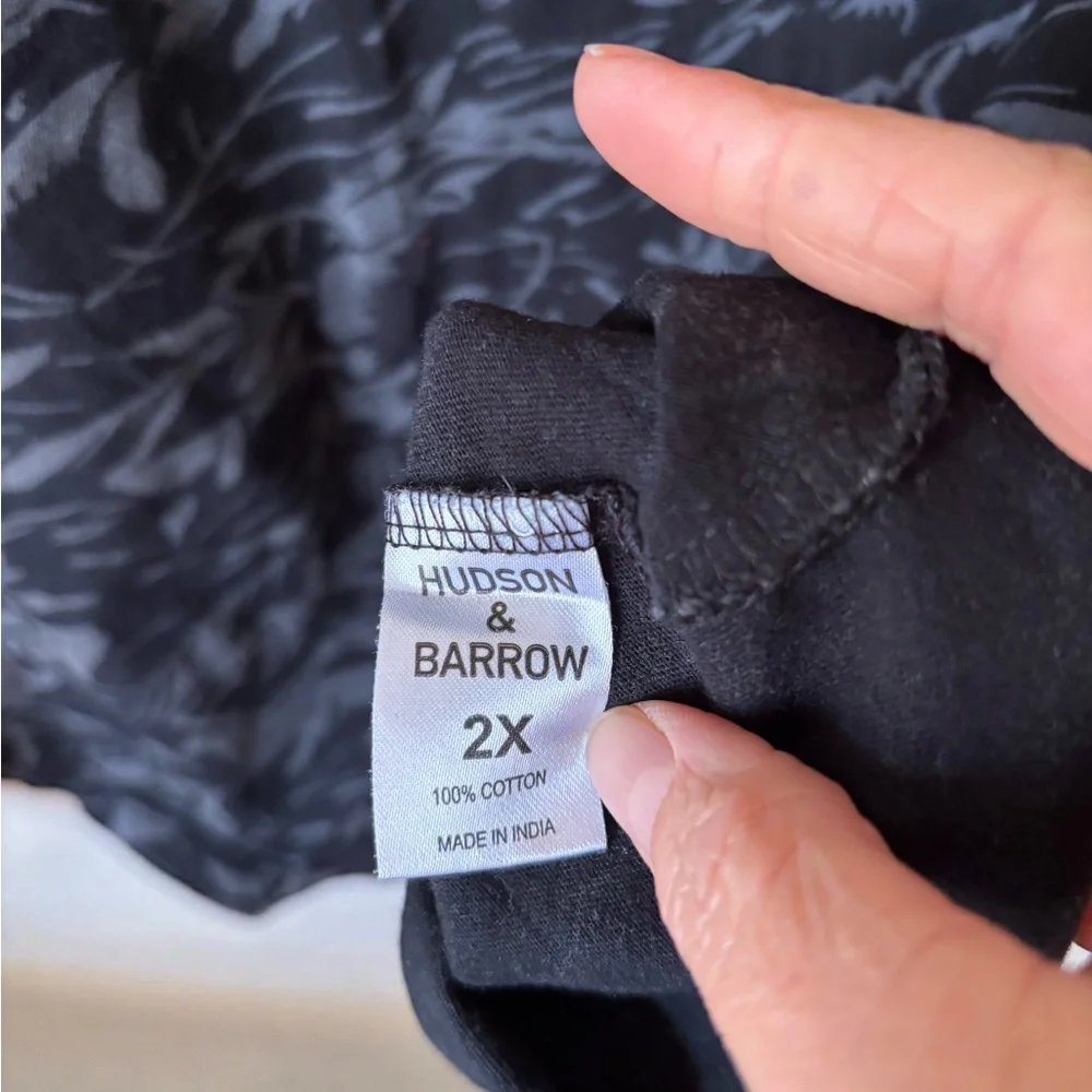 3/$20 Hudson & Barrow Men's Black and Gray Patterned Tee - Picture 4 of 4